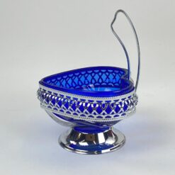 Mėlyno stiklo širdies formos indas metaliniame stove su rankena 12x12x16 cm