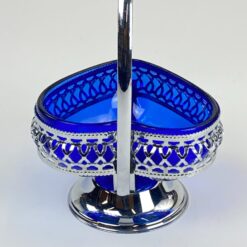 Mėlyno stiklo širdies formos indas metaliniame stove su rankena 12x12x16 cm