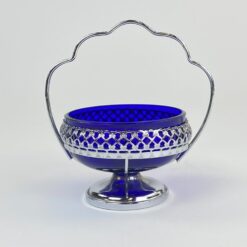 Apvalus mėlyno stiklo indas metaliniame stove su rankena 11×13,5×15 cm