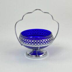 Apvalus mėlyno stiklo indas metaliniame stove su rankena 11×13,5×15 cm