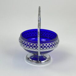 Apvalus mėlyno stiklo indas metaliniame stove su rankena 11×13,5×15 cm