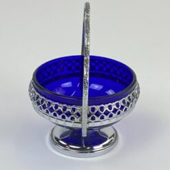 Apvalus mėlyno stiklo indas metaliniame stove su rankena 11×13,5×15 cm