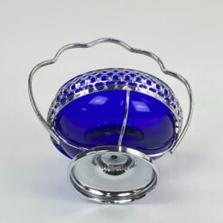 Apvalus mėlyno stiklo indas metaliniame stove su rankena 11×13,5×15 cm