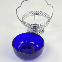 Apvalus mėlyno stiklo indas metaliniame stove su rankena 11×13,5×15 cm