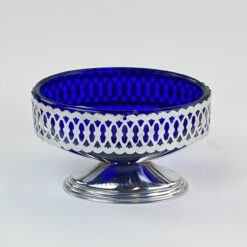 Ovalus mėlyno stiklo indas metaliniame stove 8×12,5×7,5 cm