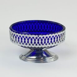 Ovalus mėlyno stiklo indas metaliniame stove 8×12,5×7,5 cm