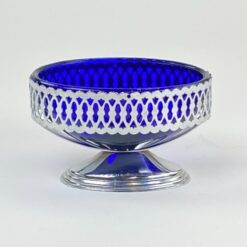 Ovalus mėlyno stiklo indas metaliniame stove 8×12,5×7,5 cm