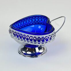 Mėlyno stiklo širdies formos indas metalo stove su rankena 15×12,5×9,5 cm