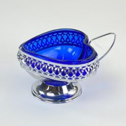 Mėlyno stiklo širdies formos indas metalo stove su rankena 15×12,5×9,5 cm