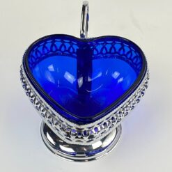 Mėlyno stiklo širdies formos indas metalo stove su rankena 15×12,5×9,5 cm
