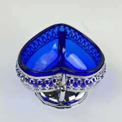 Mėlyno stiklo širdies formos indas metalo stove su rankena 15×12,5×9,5 cm