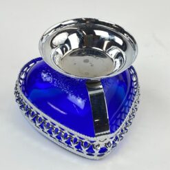 Mėlyno stiklo širdies formos indas metalo stove su rankena 15×12,5×9,5 cm