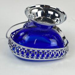 Mėlyno stiklo širdies formos indas metalo stove su rankena 15×12,5×9,5 cm