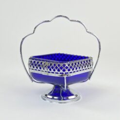 Kvadratinis mėlyno stiklo indas metalo stove su rankena 11,5x14x14,5 cm