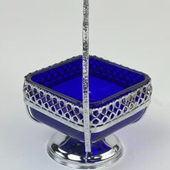 Kvadratinis mėlyno stiklo indas metalo stove su rankena 11,5x14x14,5 cm