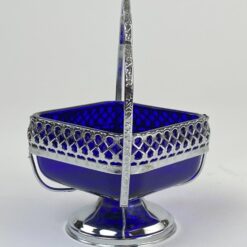 Kvadratinis mėlyno stiklo indas metalo stove su rankena 11,5x14x14,5 cm