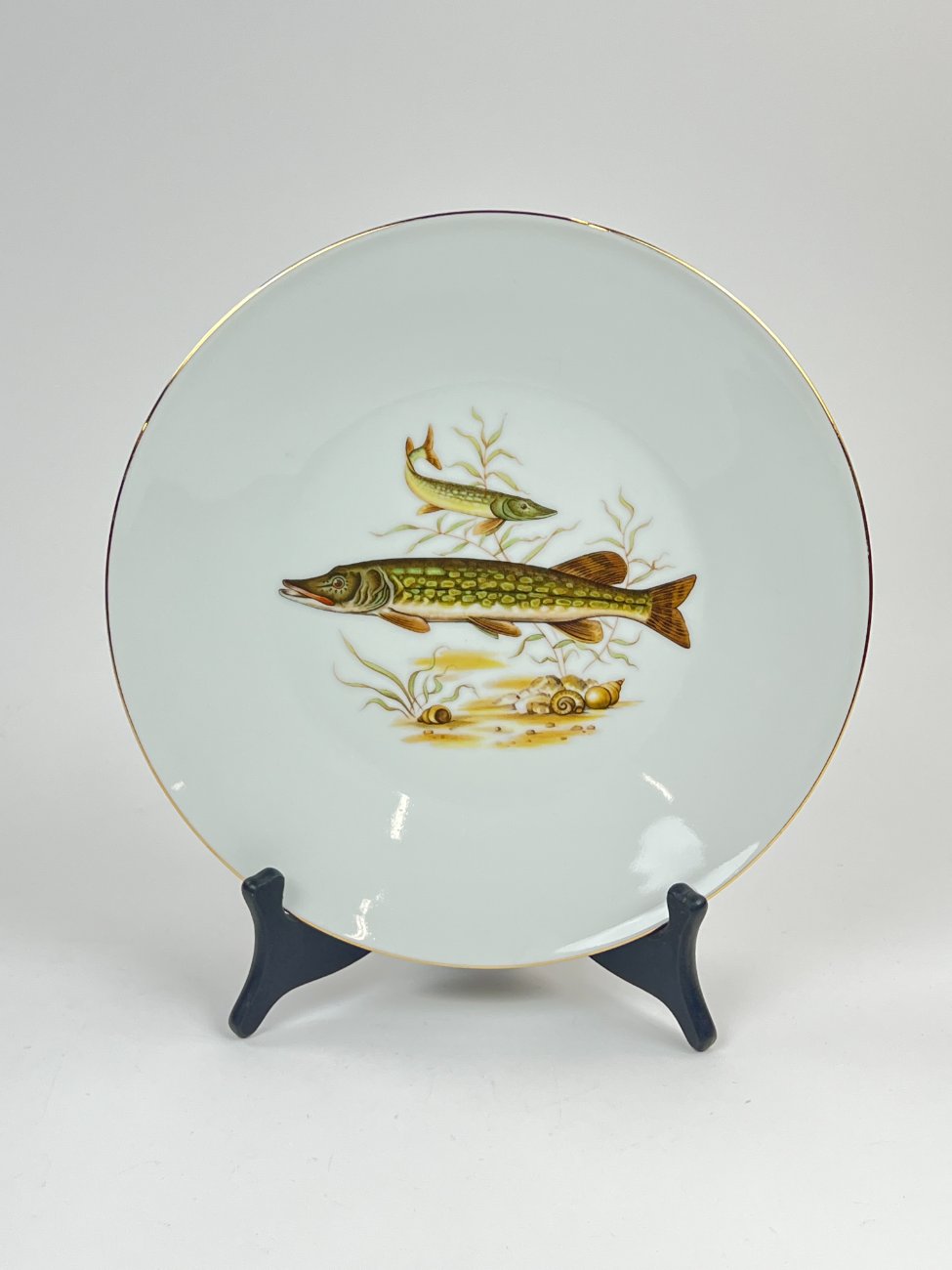 DN0224-servizu-dalys-1 Porcelianinė Mitterteich Bavaria lėkštė su žuvų atvaizdu 24,5×24,5×3 cm