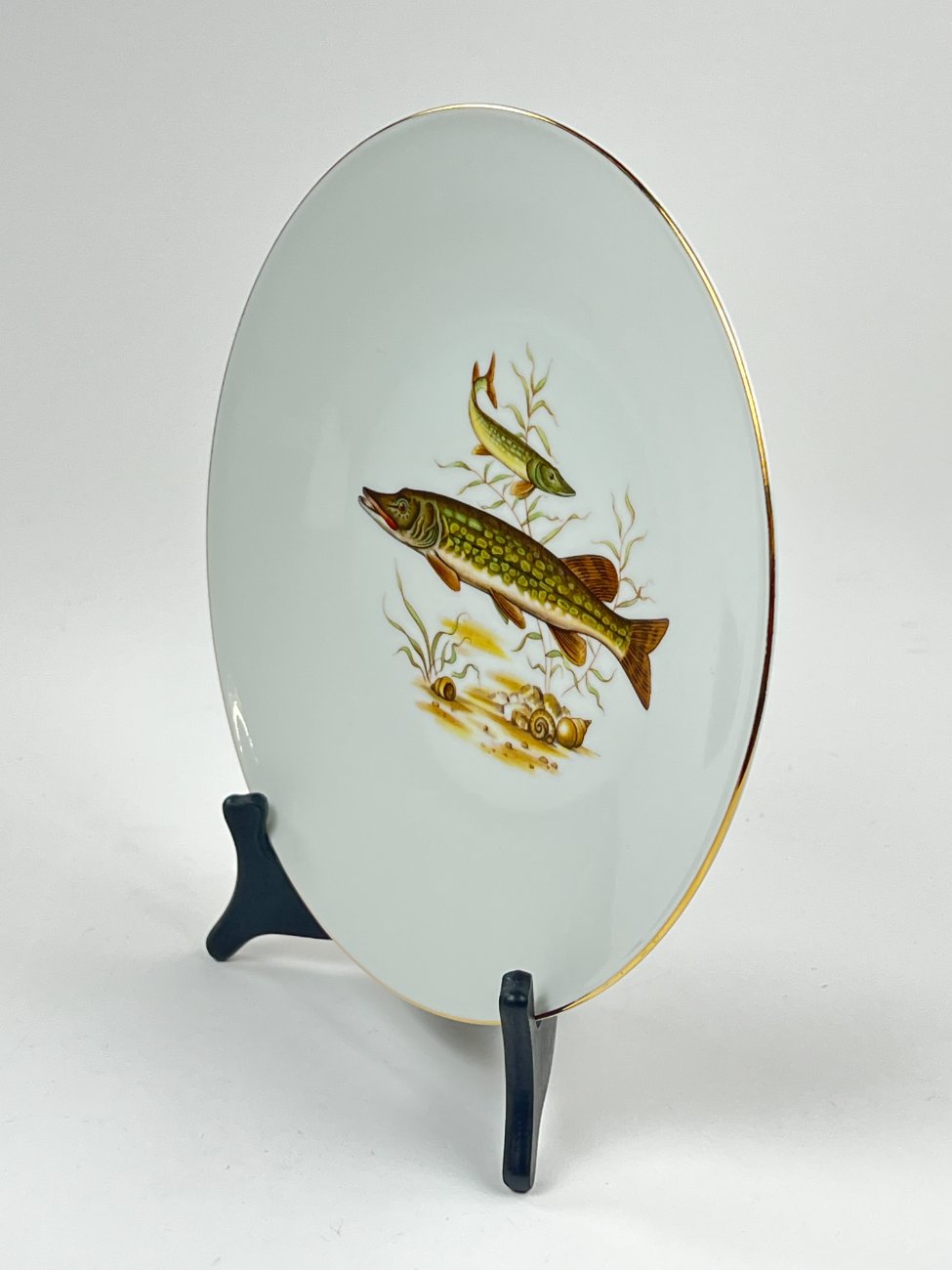 DN0224-servizu-dalys-4 Porcelianinė Mitterteich Bavaria lėkštė su žuvų atvaizdu 24,5×24,5×3 cm