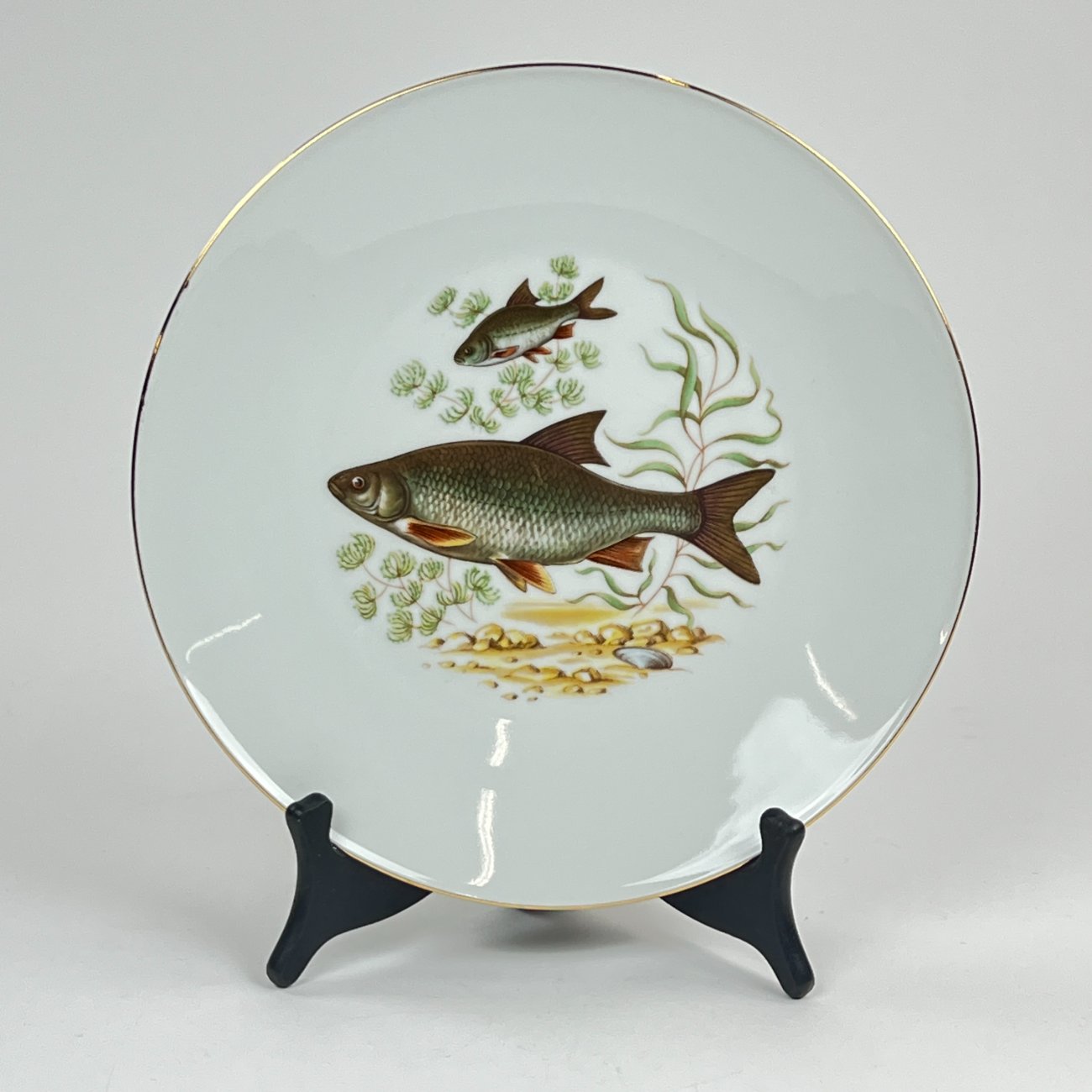 DN0227-servizu-dalys-0 Porcelianinė Mitterteich Bavaria lėkštė su žuvų atvaizdu 24,5×24,5×3 cm