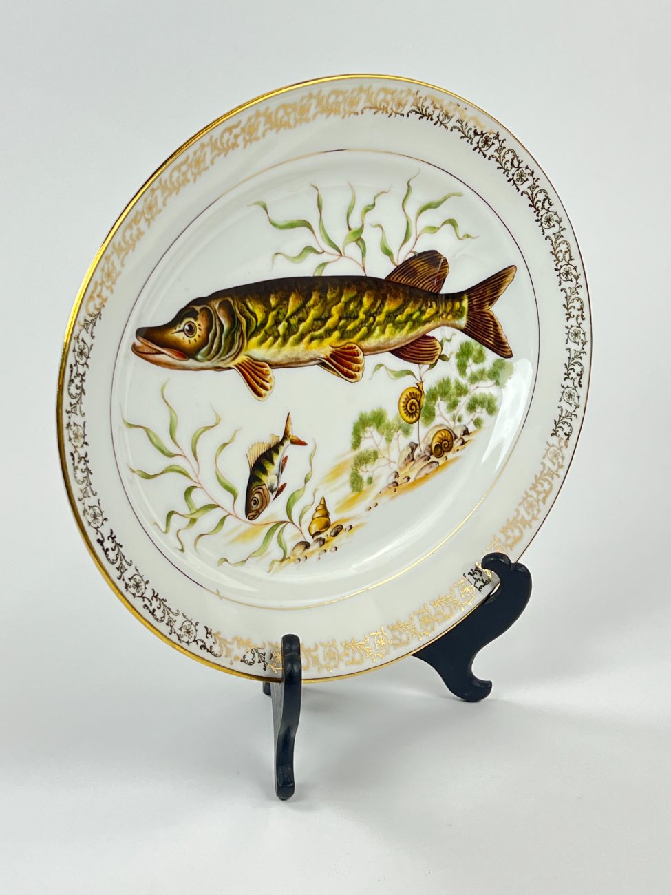 DN0237-servizu-dalys-3 Veritable Porcelaine serviravimo lėkštė su žuvų atvaizdu 26,5×34,5×3,5 cm