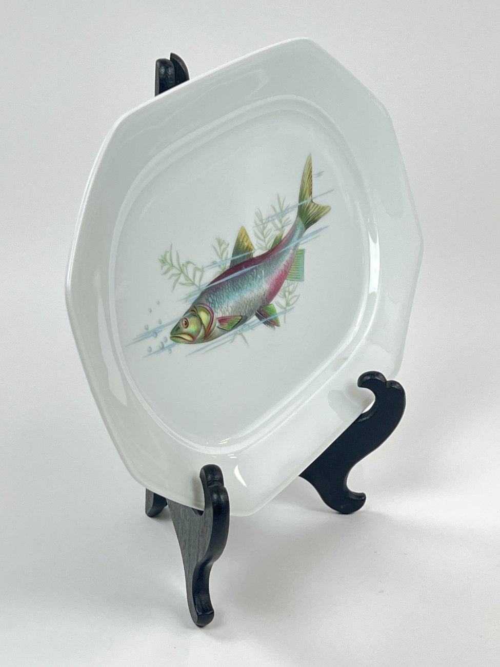 DN0240-servizu-dalys-3 Porcelianinė Winterling serviravimo lėkštė su žuvies atvaizdu 19x29x2,5 cm