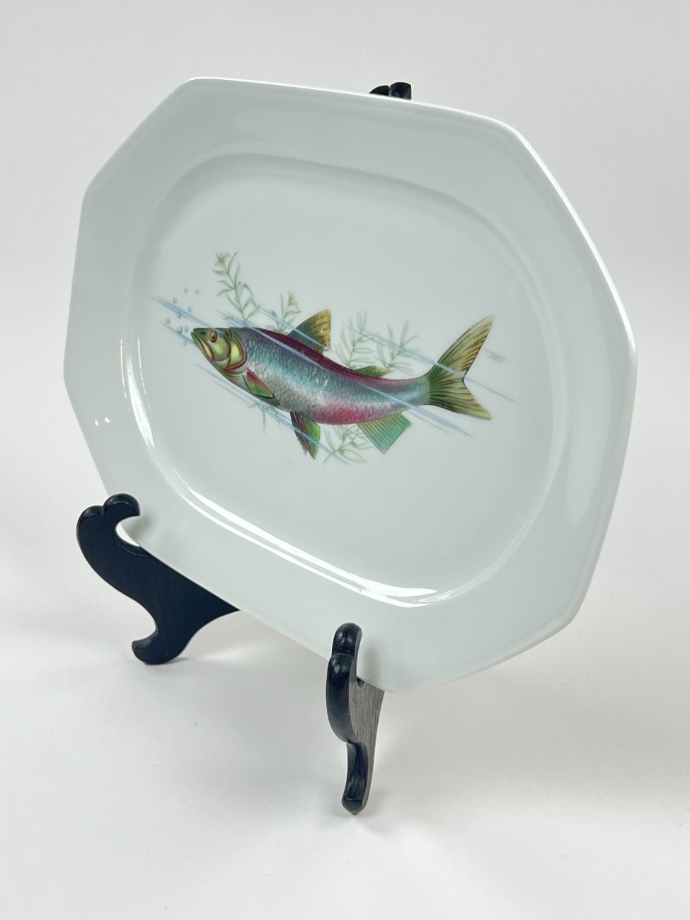 DN0240-servizu-dalys-4 Porcelianinė Winterling serviravimo lėkštė su žuvies atvaizdu 19x29x2,5 cm