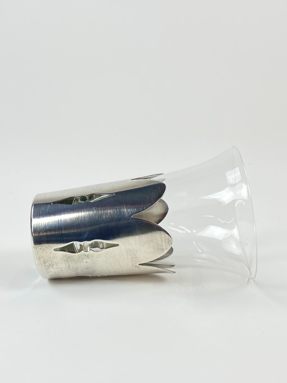 DN0251-taures-ir-taureles-3 Sidabruoto metalo laikiklis su stiklo taurele 180 ml 8x8x12,5 cm