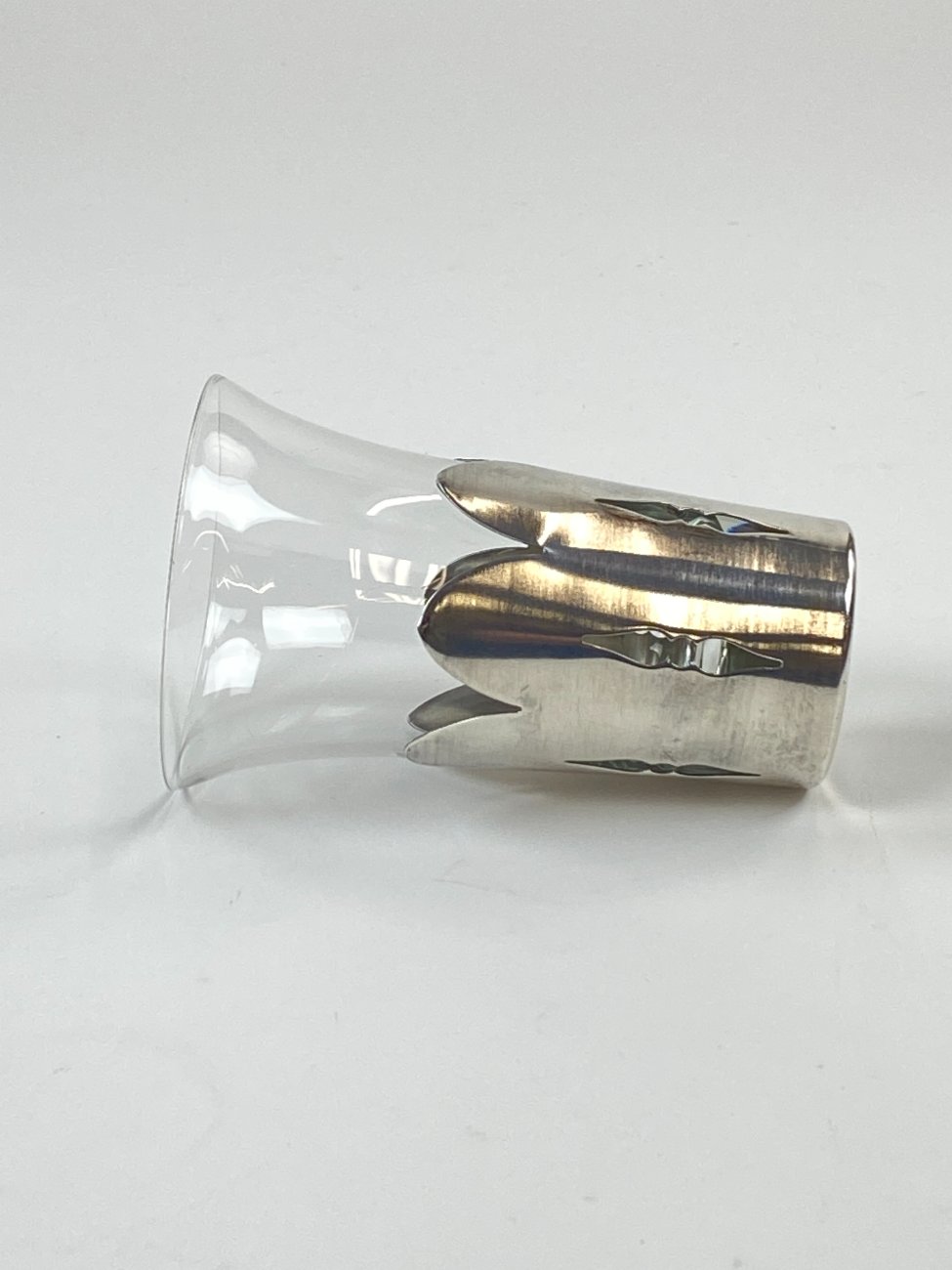 DN0251-taures-ir-taureles-4 Sidabruoto metalo laikiklis su stiklo taurele 180 ml 8x8x12,5 cm