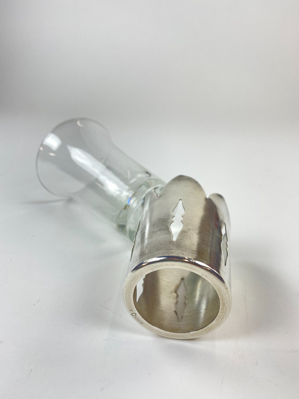 DN0251-taures-ir-taureles-7 Sidabruoto metalo laikiklis su stiklo taurele 180 ml 8x8x12,5 cm