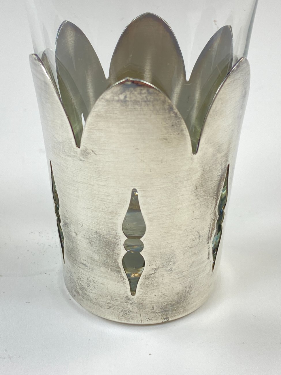 DN0251-taures-ir-taureles-9 Sidabruoto metalo laikiklis su stiklo taurele 180 ml 8x8x12,5 cm