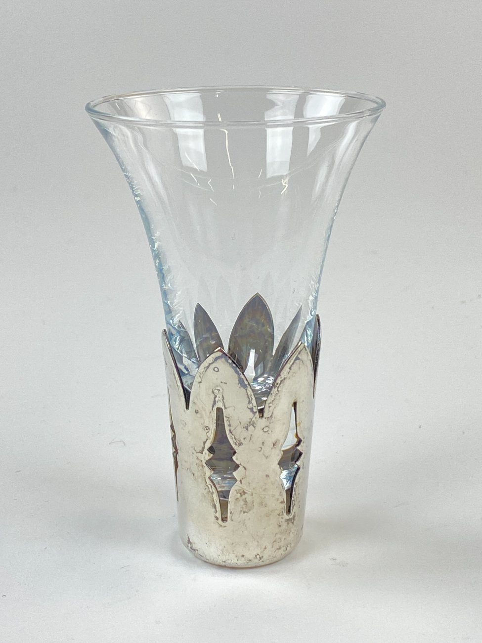 DN0254-taures-ir-taureles-1 Sidabruoto metalo laikiklis su stiklo taurele 50 ml 6,5×6,5×10,5 cm