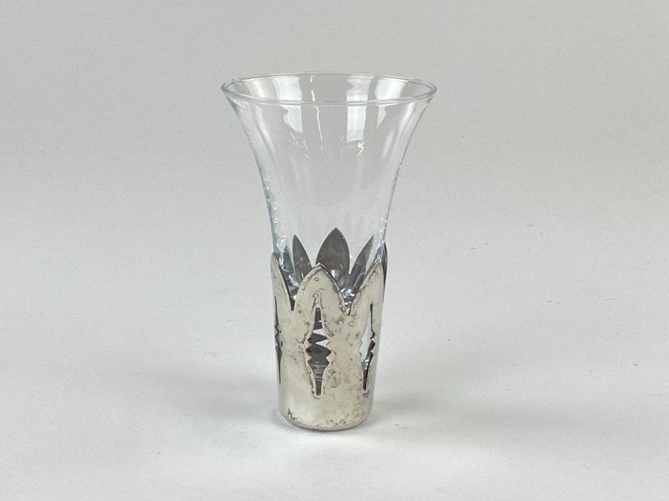 DN0254-taures-ir-taureles-2 Sidabruoto metalo laikiklis su stiklo taurele 50 ml 6,5×6,5×10,5 cm