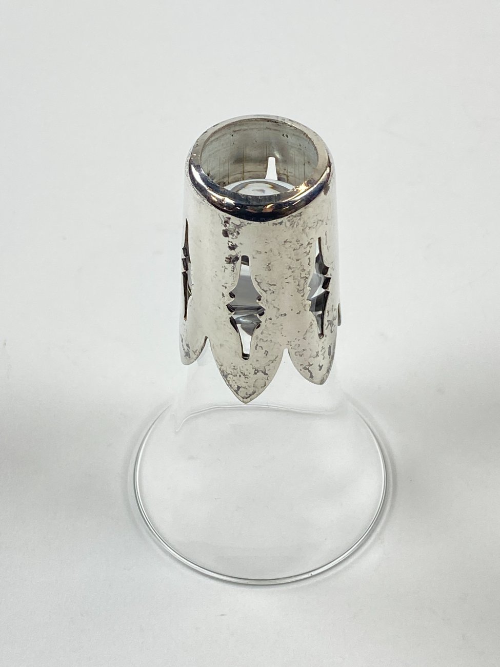 DN0254-taures-ir-taureles-6 Sidabruoto metalo laikiklis su stiklo taurele 50 ml 6,5×6,5×10,5 cm