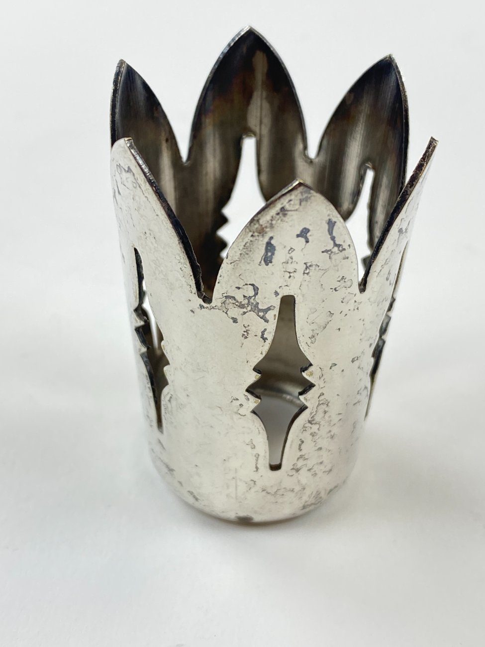 DN0254-taures-ir-taureles-8 Sidabruoto metalo laikiklis su stiklo taurele 50 ml 6,5×6,5×10,5 cm