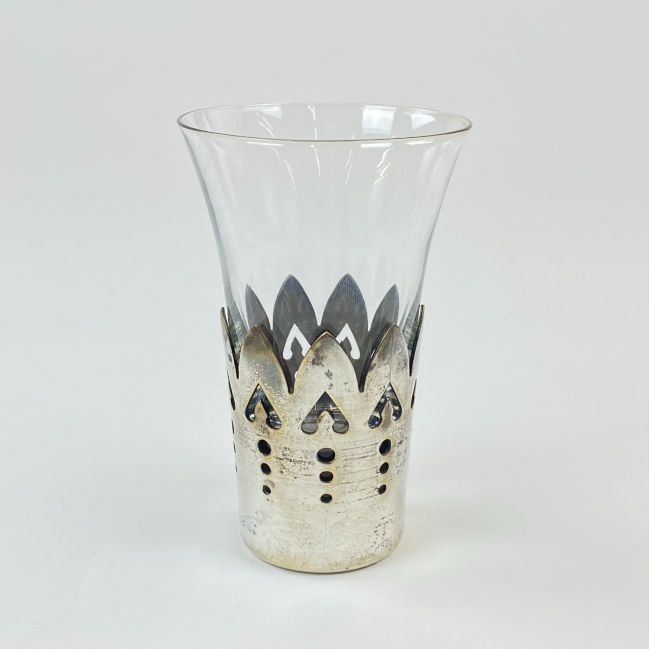 DN0255-taures-ir-taureles-0 Sidabruoto metalo laikiklis su stiklo taurele 110 ml 7x7x11 cm