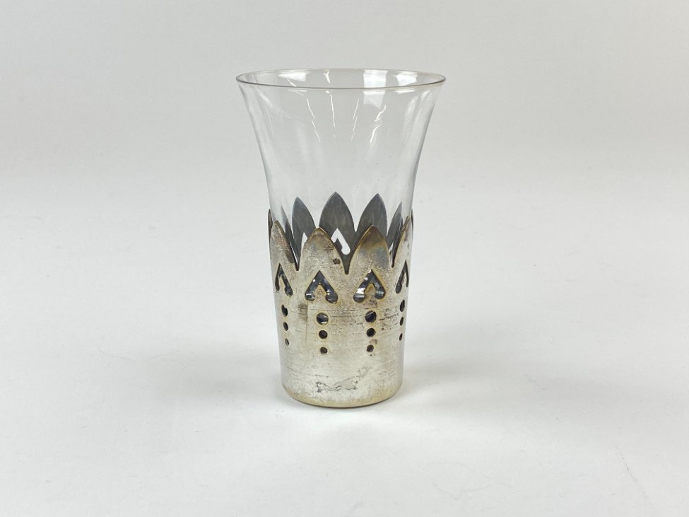 DN0255-taures-ir-taureles-2 Sidabruoto metalo laikiklis su stiklo taurele 110 ml 7x7x11 cm