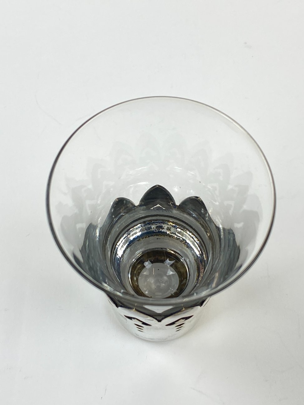 DN0255-taures-ir-taureles-5 Sidabruoto metalo laikiklis su stiklo taurele 110 ml 7x7x11 cm