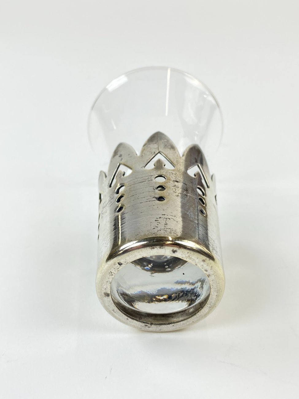 DN0255-taures-ir-taureles-6 Sidabruoto metalo laikiklis su stiklo taurele 110 ml 7x7x11 cm