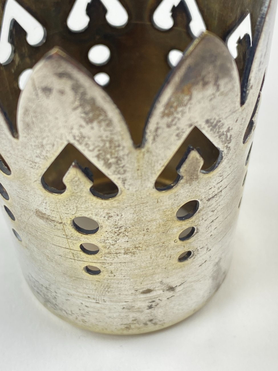 DN0255-taures-ir-taureles-9 Sidabruoto metalo laikiklis su stiklo taurele 110 ml 7x7x11 cm