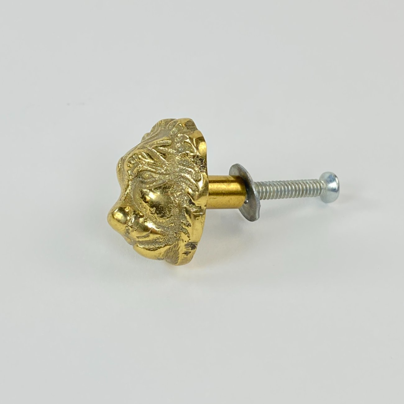 HK0483-baldu-rankeneles-0 Žalvarinė baldo rankenėlė “Liūto galva” 3,5x3x3,5 cm