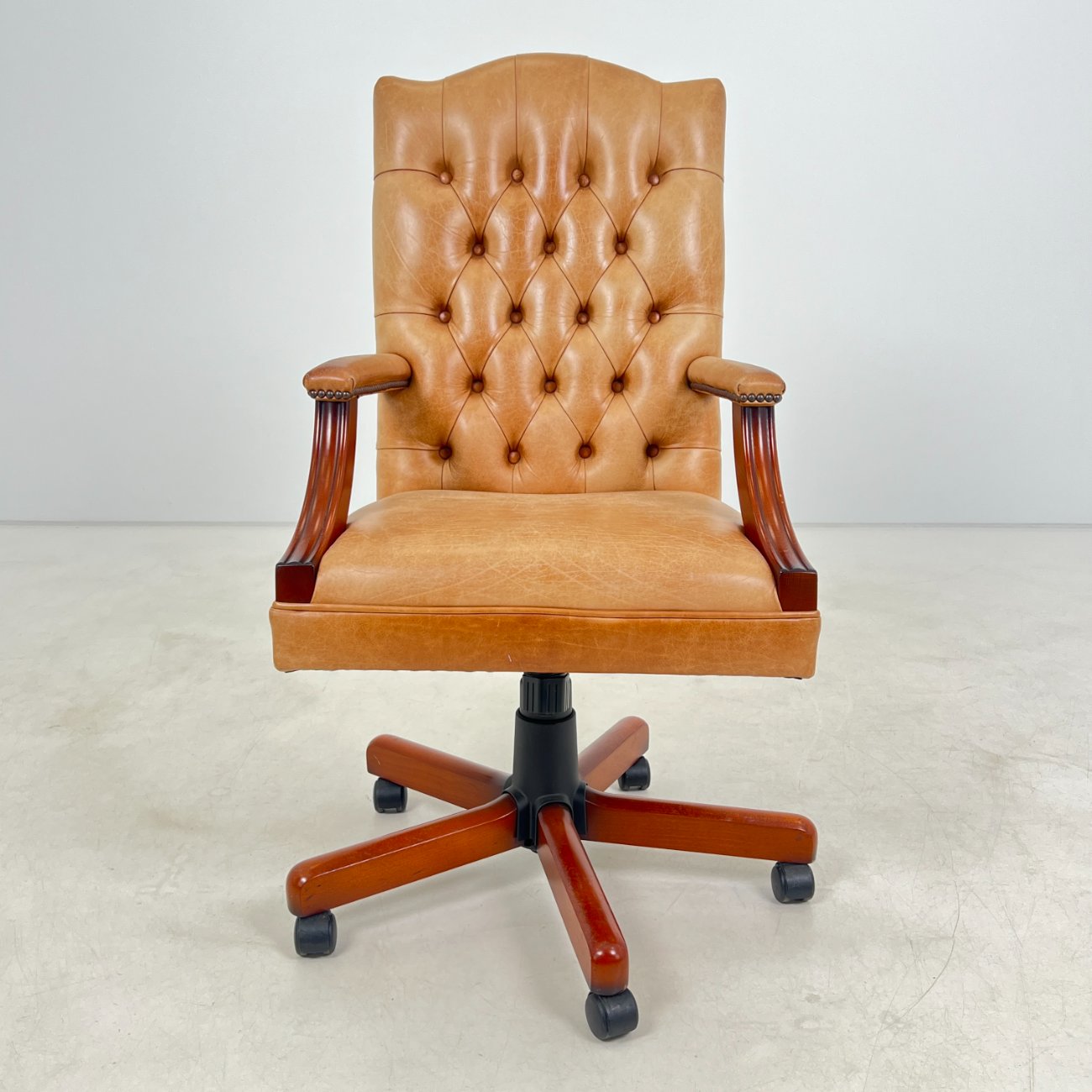 HL0168-kedes-0 Raudonmedžio rėmo darbo krėslas su oda 77x77x113 cm, 56 cm