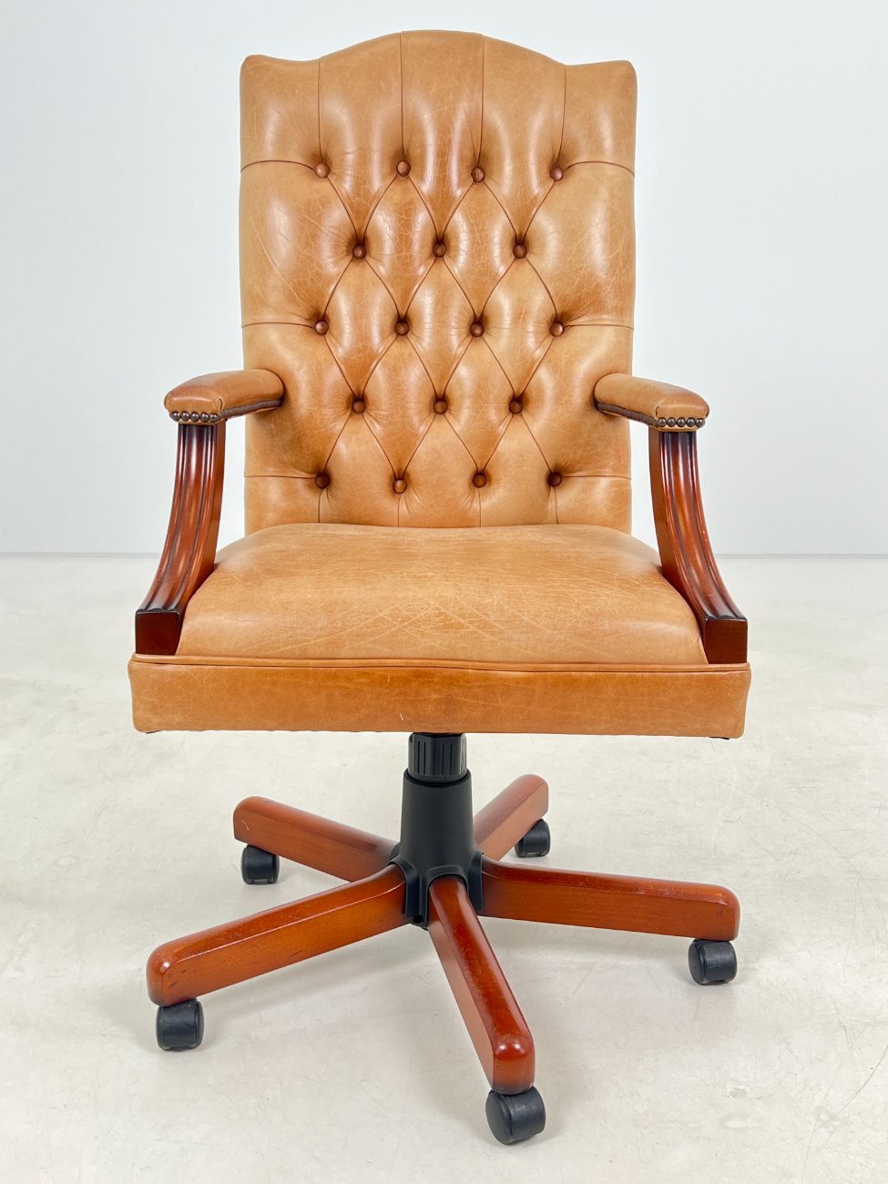 HL0168-kedes-1 Raudonmedžio rėmo darbo krėslas su oda 77x77x113 cm, 56 cm