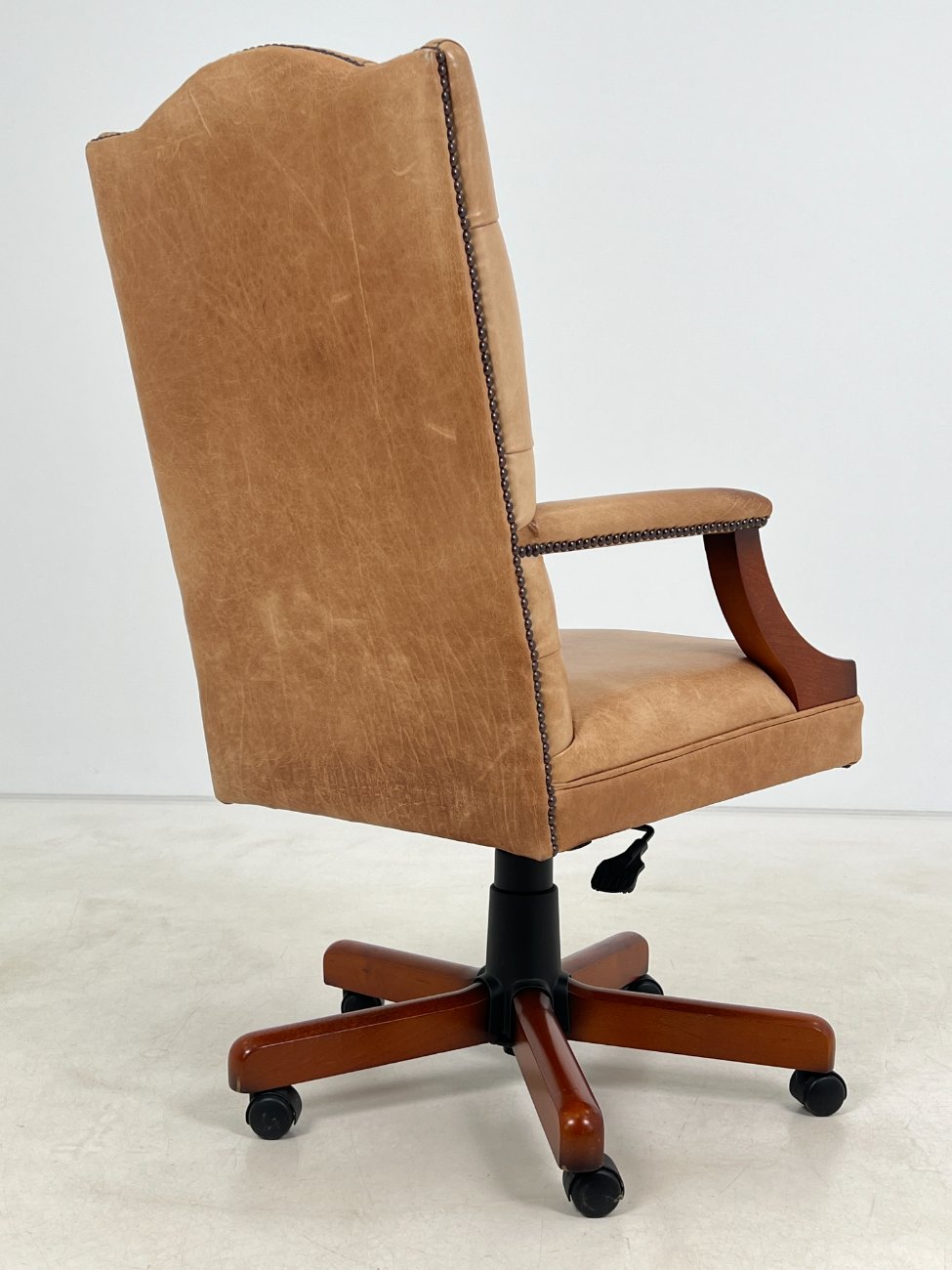 HL0168-kedes-10 Raudonmedžio rėmo darbo krėslas su oda 77x77x113 cm, 56 cm