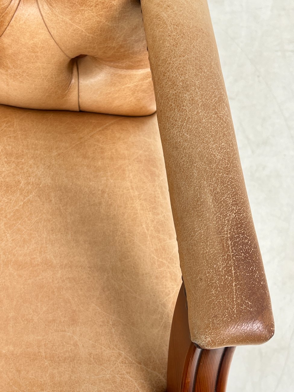 HL0168-kedes-12 Raudonmedžio rėmo darbo krėslas su oda 77x77x113 cm, 56 cm