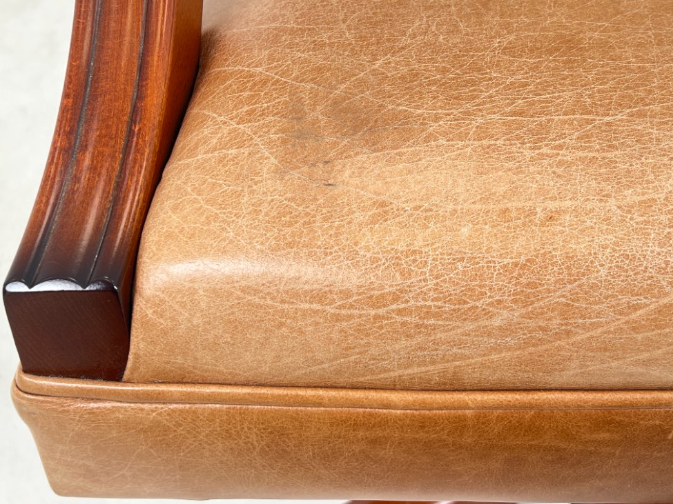 HL0168-kedes-15 Raudonmedžio rėmo darbo krėslas su oda 77x77x113 cm, 56 cm