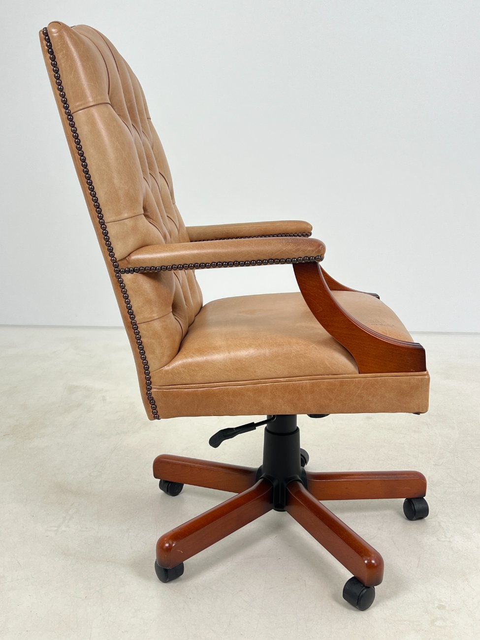 HL0168-kedes-3 Raudonmedžio rėmo darbo krėslas su oda 77x77x113 cm, 56 cm