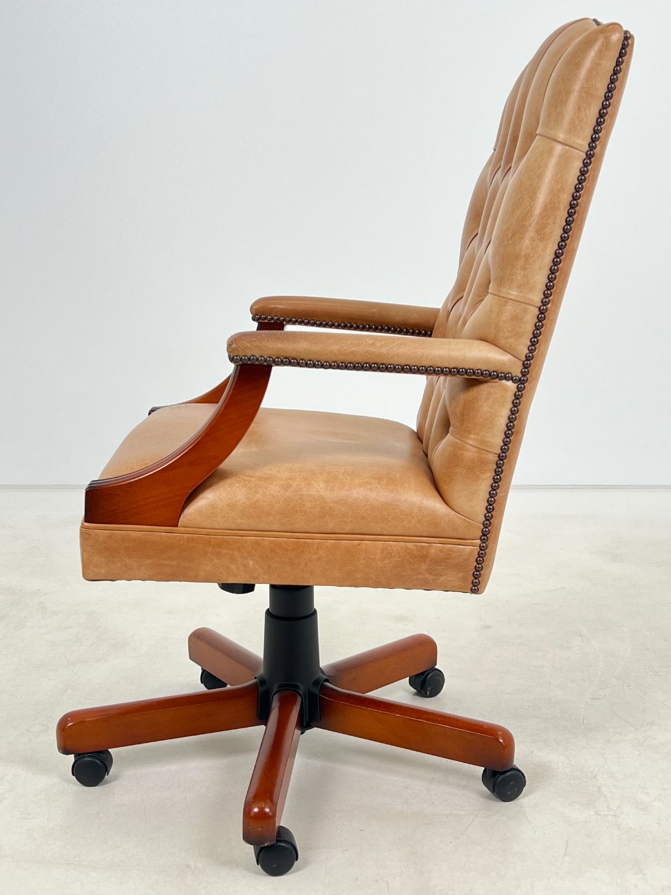 HL0168-kedes-4 Raudonmedžio rėmo darbo krėslas su oda 77x77x113 cm, 56 cm