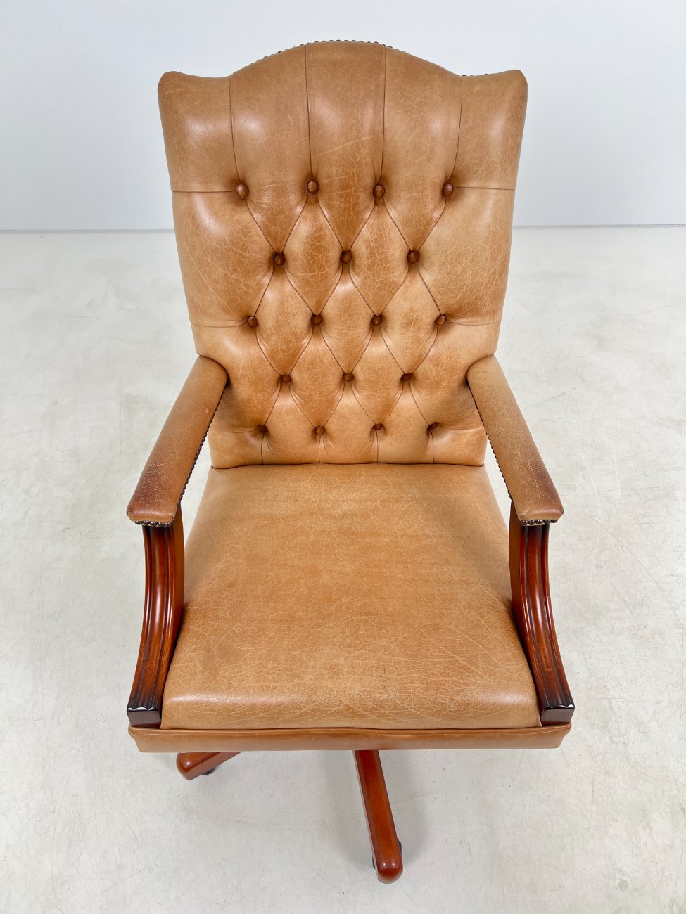 HL0168-kedes-5 Raudonmedžio rėmo darbo krėslas su oda 77x77x113 cm, 56 cm