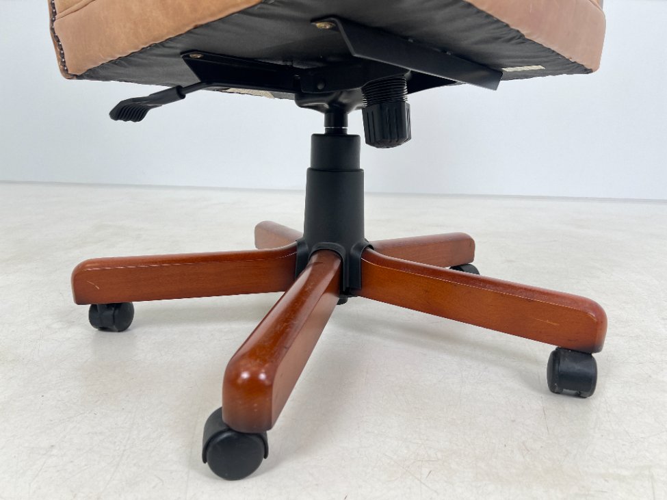 HL0168-kedes-7 Raudonmedžio rėmo darbo krėslas su oda 77x77x113 cm, 56 cm