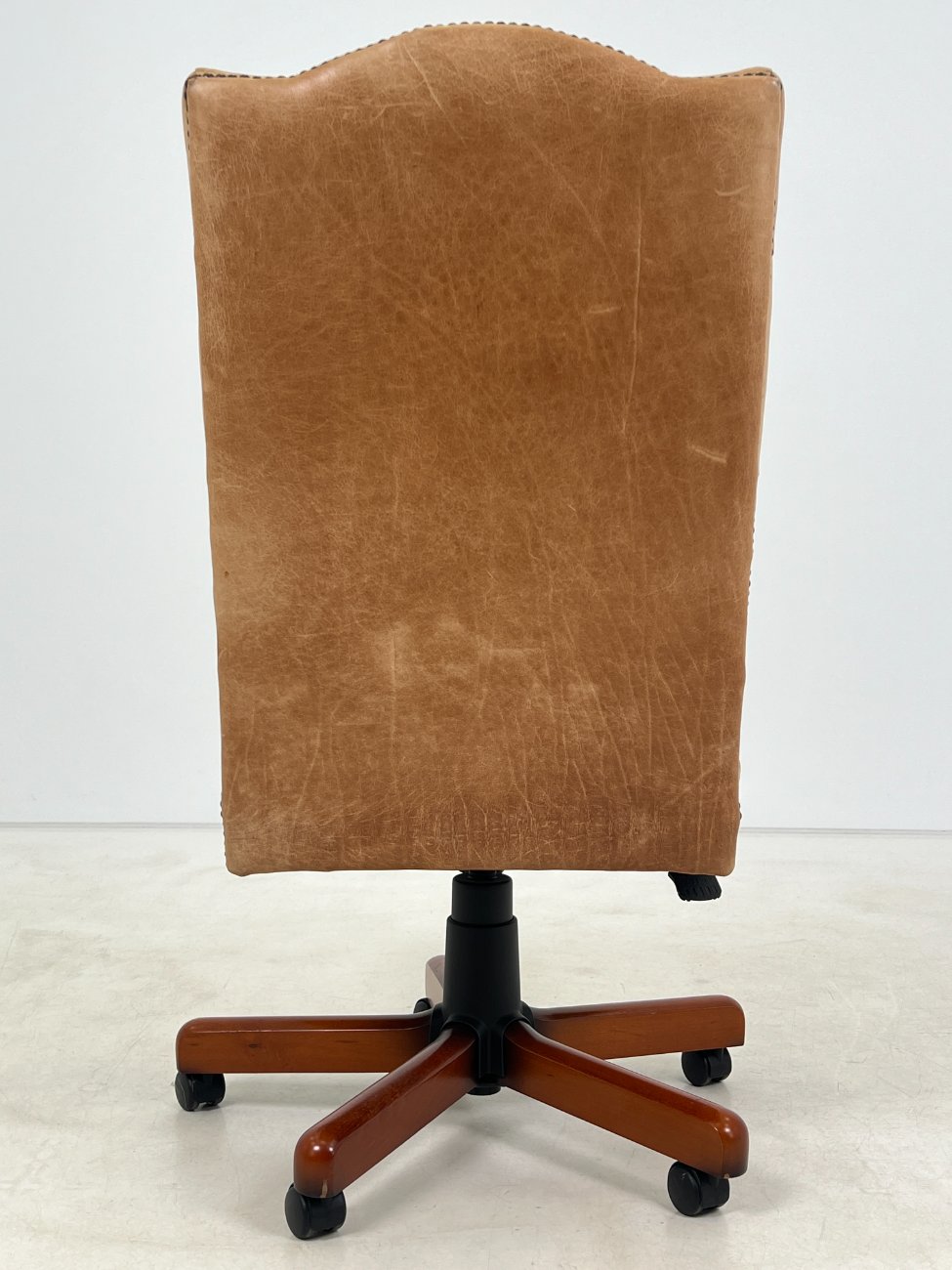 HL0168-kedes-8 Raudonmedžio rėmo darbo krėslas su oda 77x77x113 cm, 56 cm